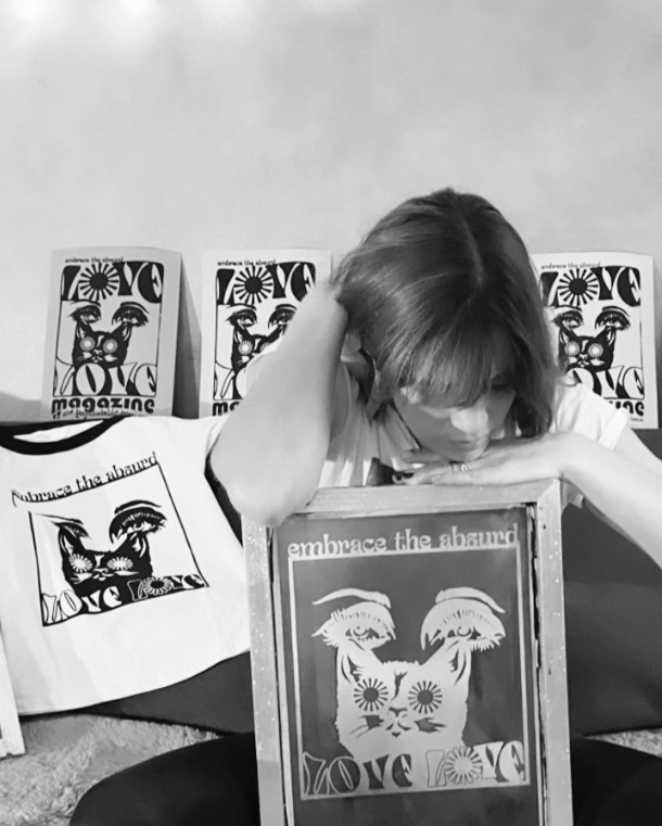 EMBRACE THE ABSURD tee black or white