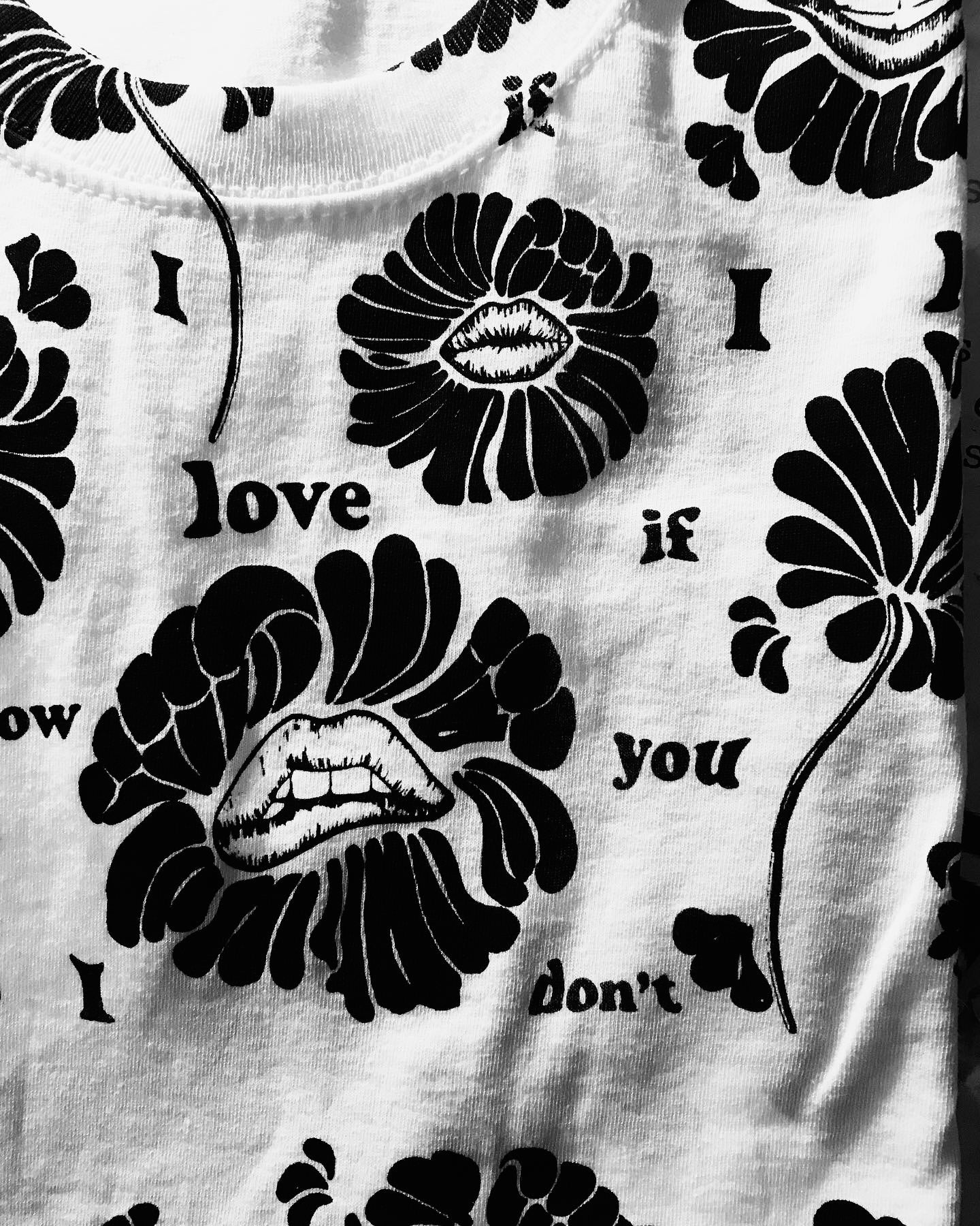 I DON'T KNOW IF I LOVE YOU tee black or white